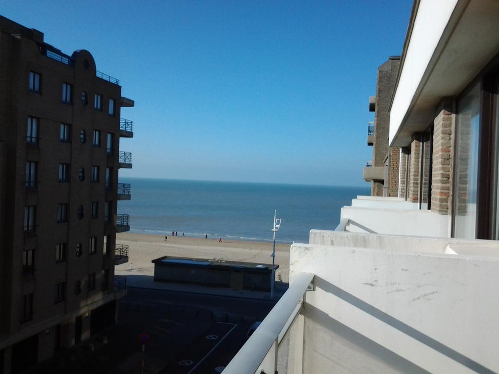 Zonnig Appartement Met Zeezicht Koksijde Exterior foto